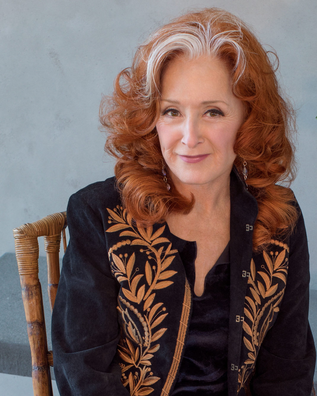 Bonnie Raitt Black.gold Jacket Medium Photo By Ken Friedman (1 Mb)