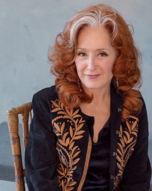 Bonnie Raitt Black.gold Jacket Medium Photo By Ken Friedman (1 Mb)