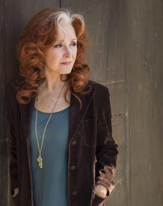 Bonnieraitt Coverfull (photo By Ken Friedman) 1 Mb